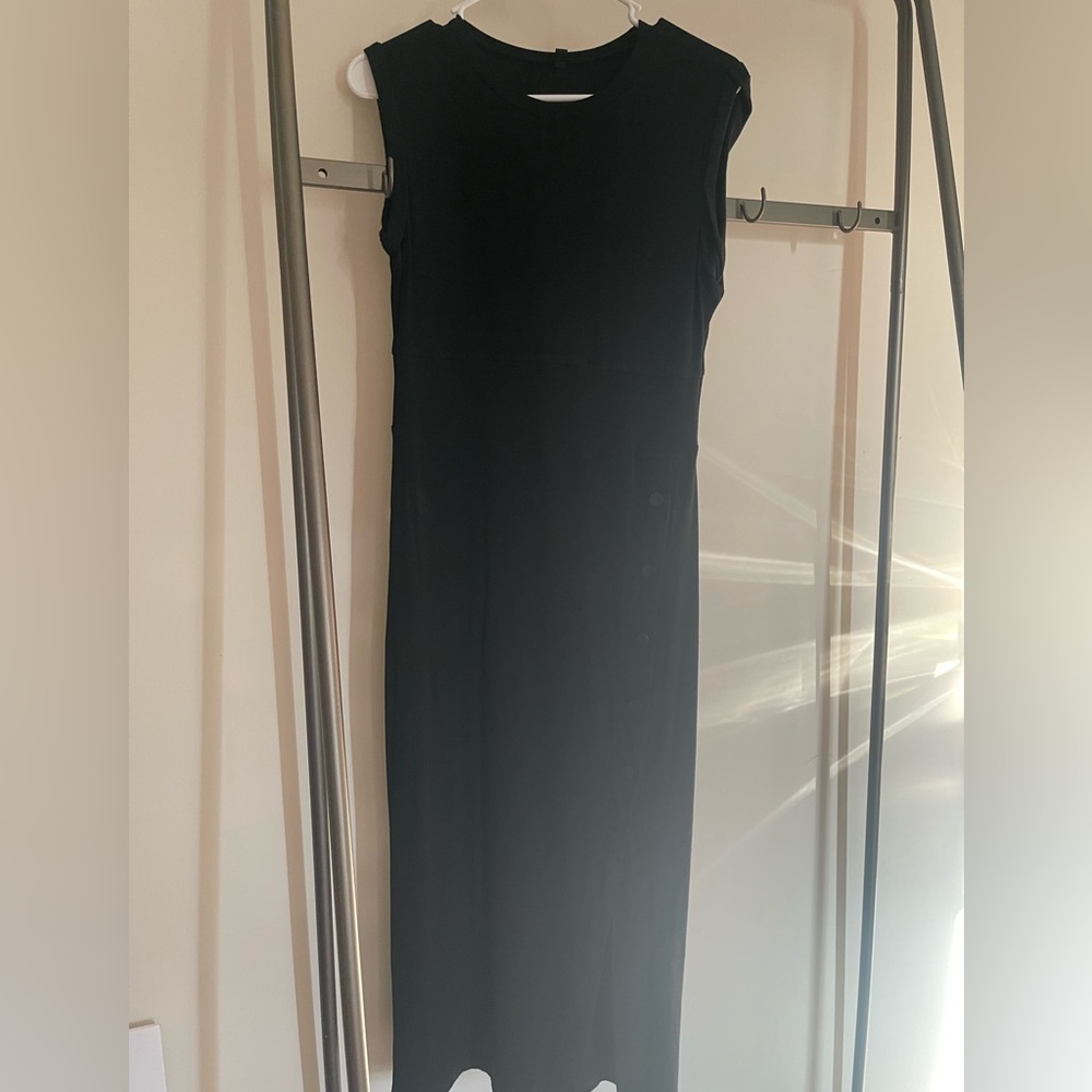 Sleeveless Black Midi Dress with Side Button Detail – Size Medium